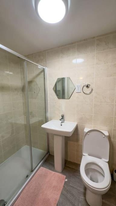 4 Bed complete Home in Edinburgh Near Airport House in Edinburgh