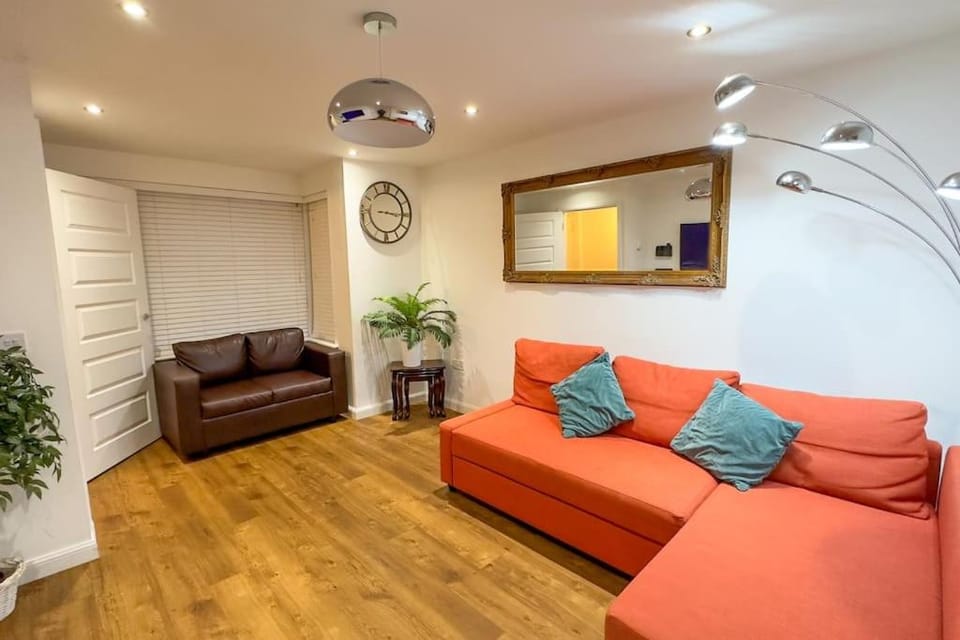 4 Bed complete Home in Edinburgh Near Airport House in Edinburgh