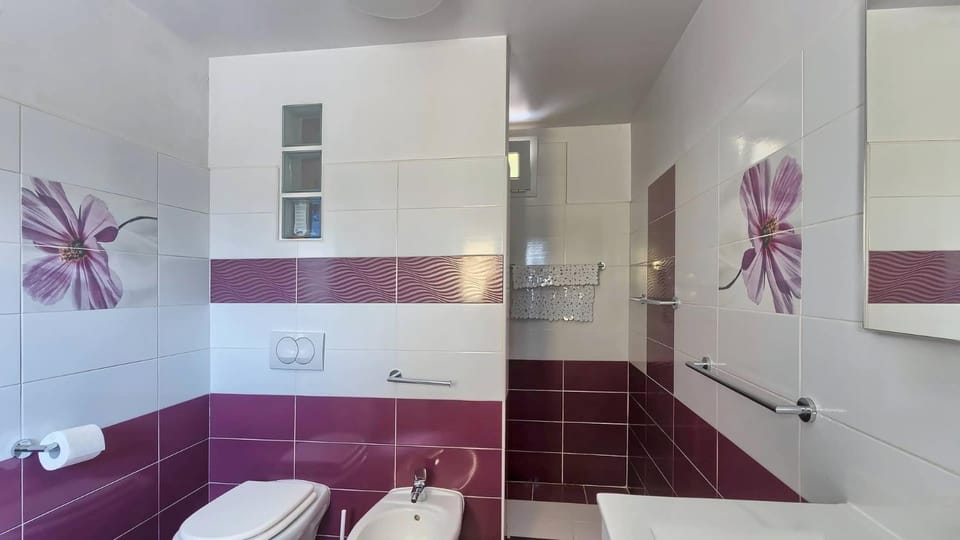 Toilet, Bathroom, towels