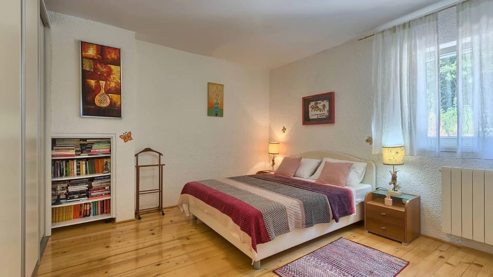 Bed, Library, Photo of the whole room, Bedroom