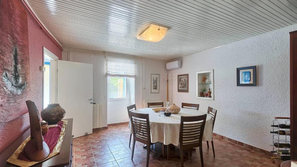 Seating area, Dining area