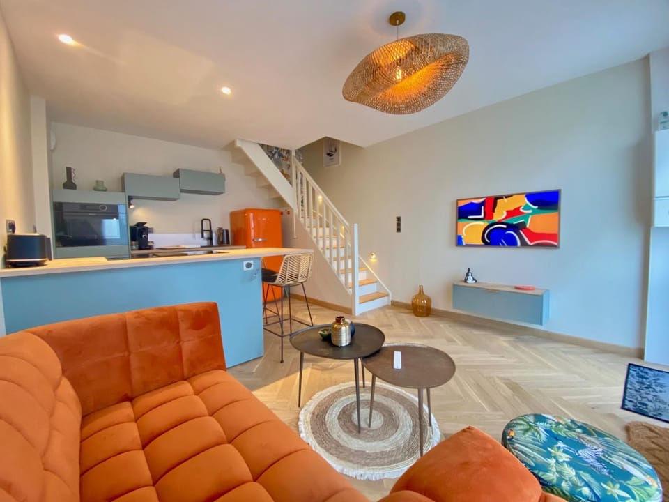 TV and multimedia, Living room, Seating area, Dining area