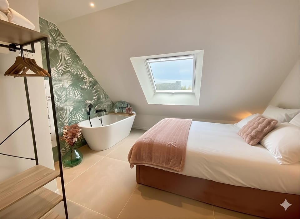 Bed, Bathroom, Photo of the whole room, Bedroom, Bath