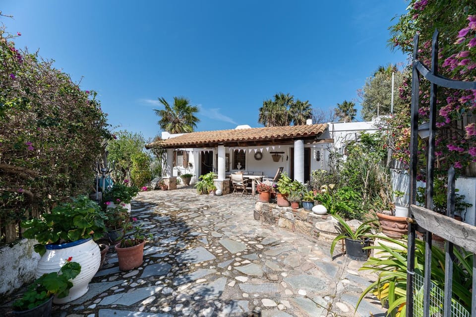 Property building, Patio, Day, Garden, Garden view