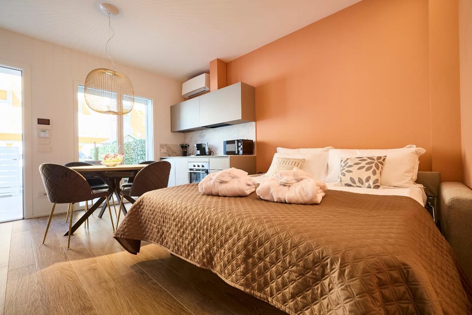 Bed, TV and multimedia, Living room, Photo of the whole room, Bedroom, towels