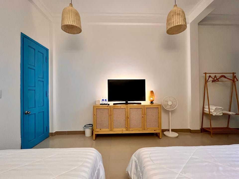 Bed, TV and multimedia, Evening entertainment, Bedroom, hair dresser
