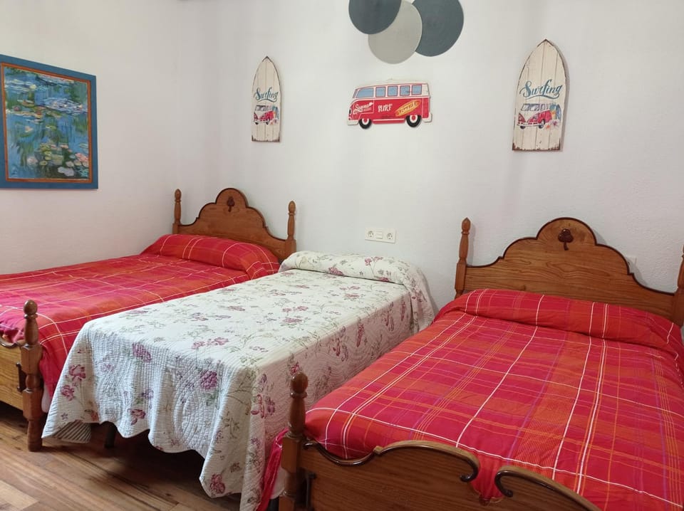 Bedroom, Text overlay