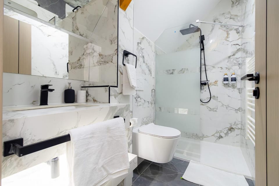 Shower, Toilet, Bathroom, towels
