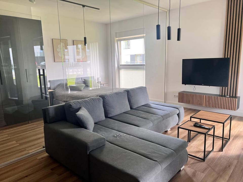 TV and multimedia, Living room, Seating area, Evening entertainment