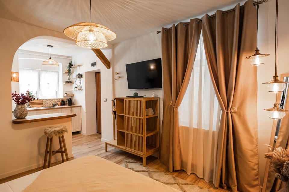 TV and multimedia, Photo of the whole room, Bedroom, wardrobe