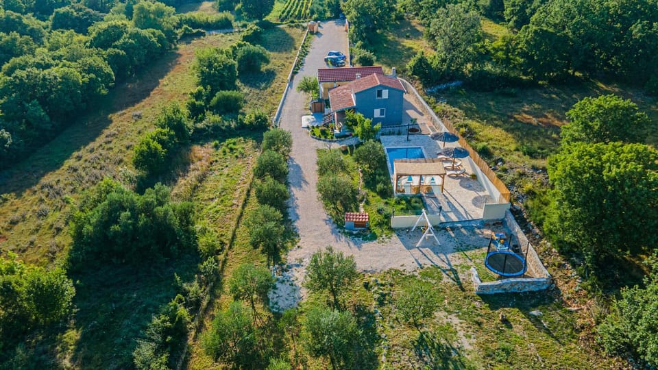 Property building, Spring, Day, Neighbourhood, Natural landscape