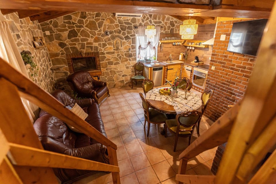 TV and multimedia, Living room, Seating area, Dining area