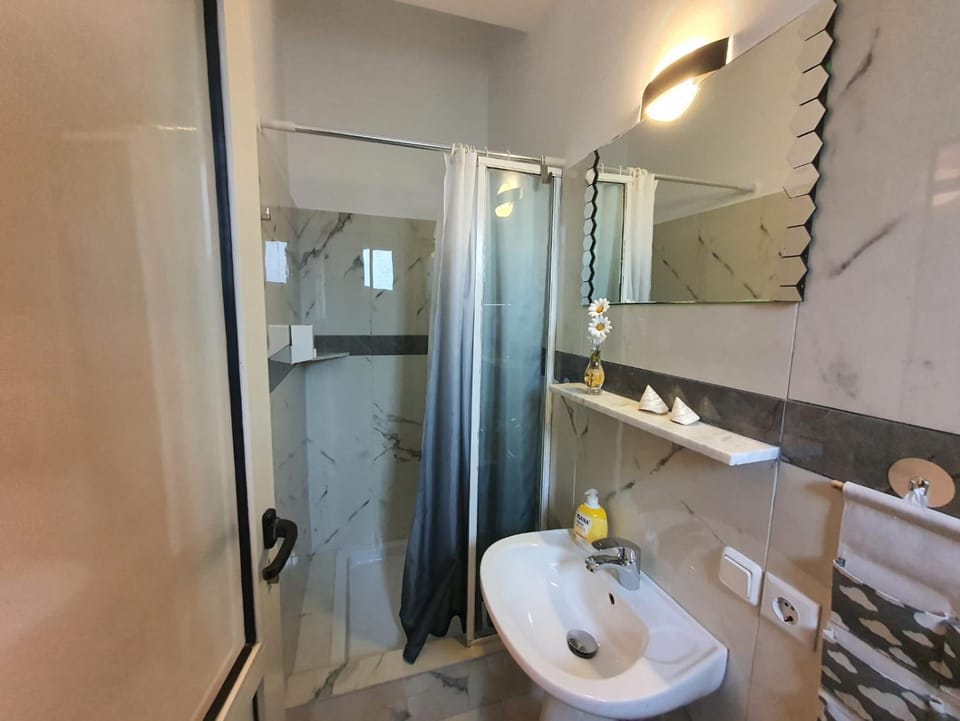 Shower, Toilet, Bathroom, towels