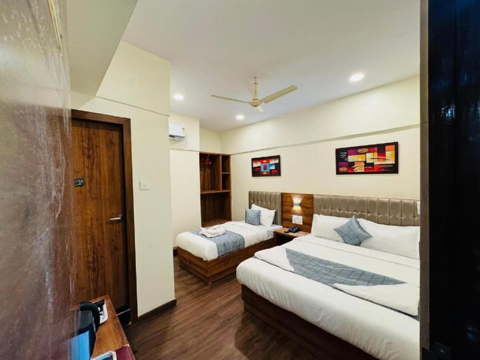 Bed, TV and multimedia, Photo of the whole room, Bedroom, Breakfast, fireplace, towels, wardrobe, air conditioner