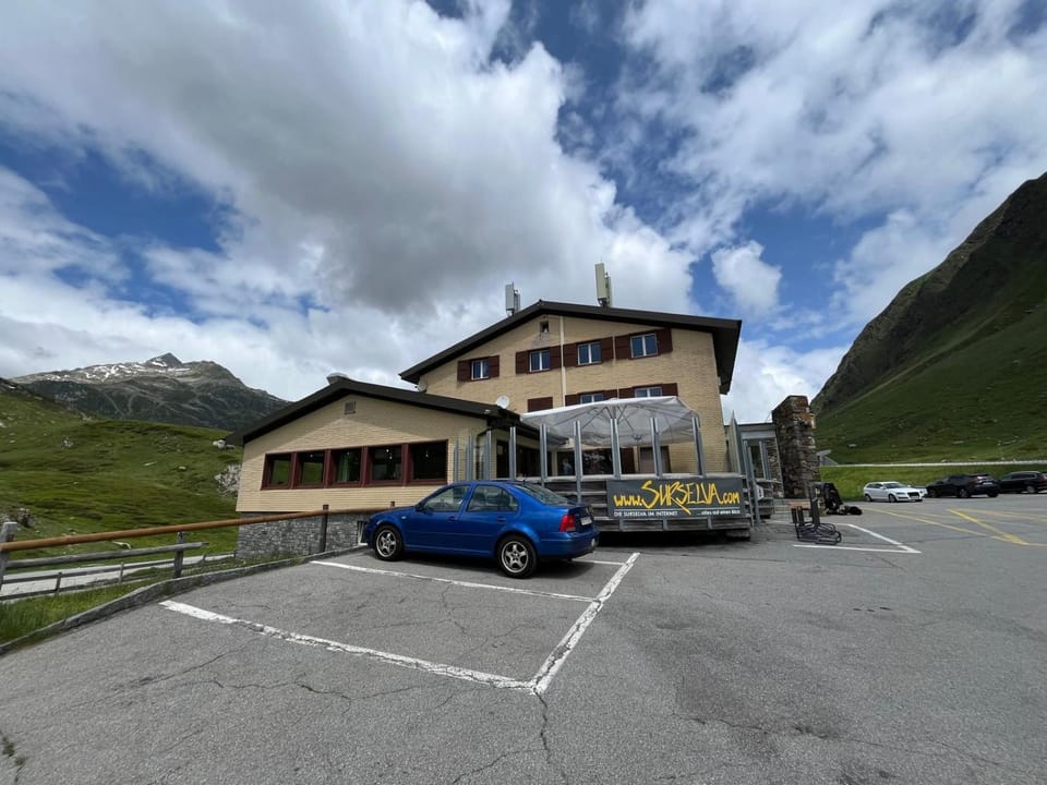 Property building, Neighbourhood, Natural landscape, Mountain view, Parking