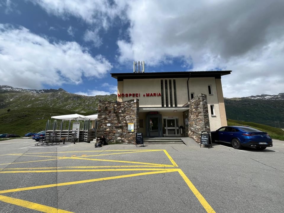 Property building, Natural landscape, Mountain view, Parking