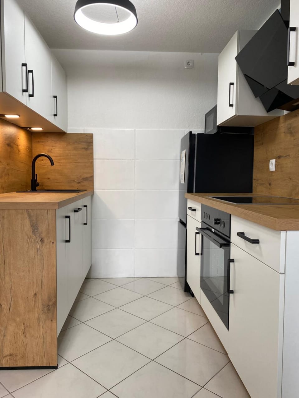 Kitchen or kitchenette, minibar, oven, stove