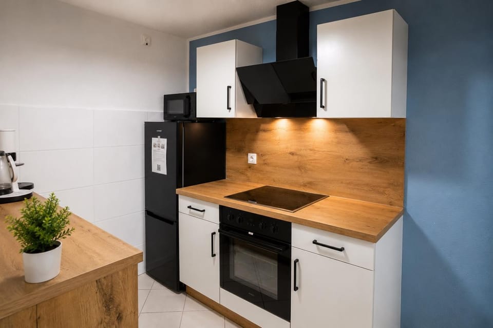 Kitchen or kitchenette, minibar, oven