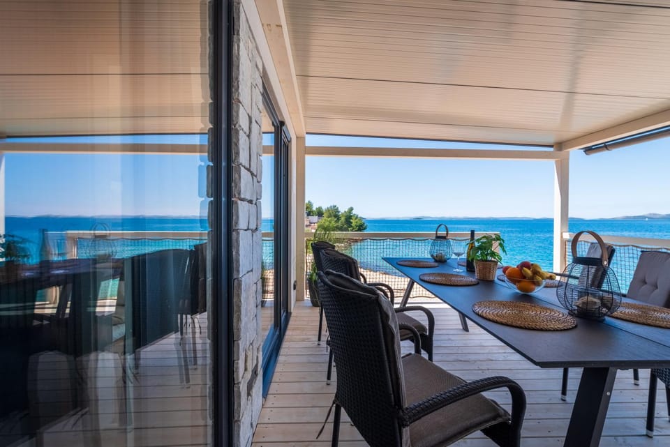 Seating area, Dining area, Sea view