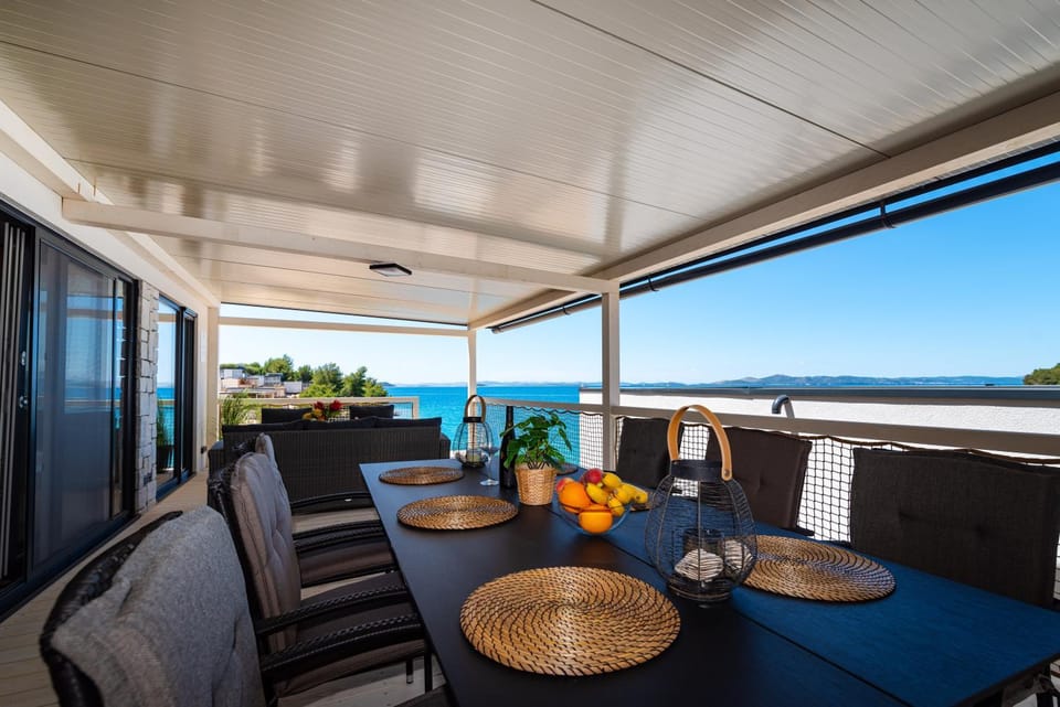 Seating area, Dining area, Sea view