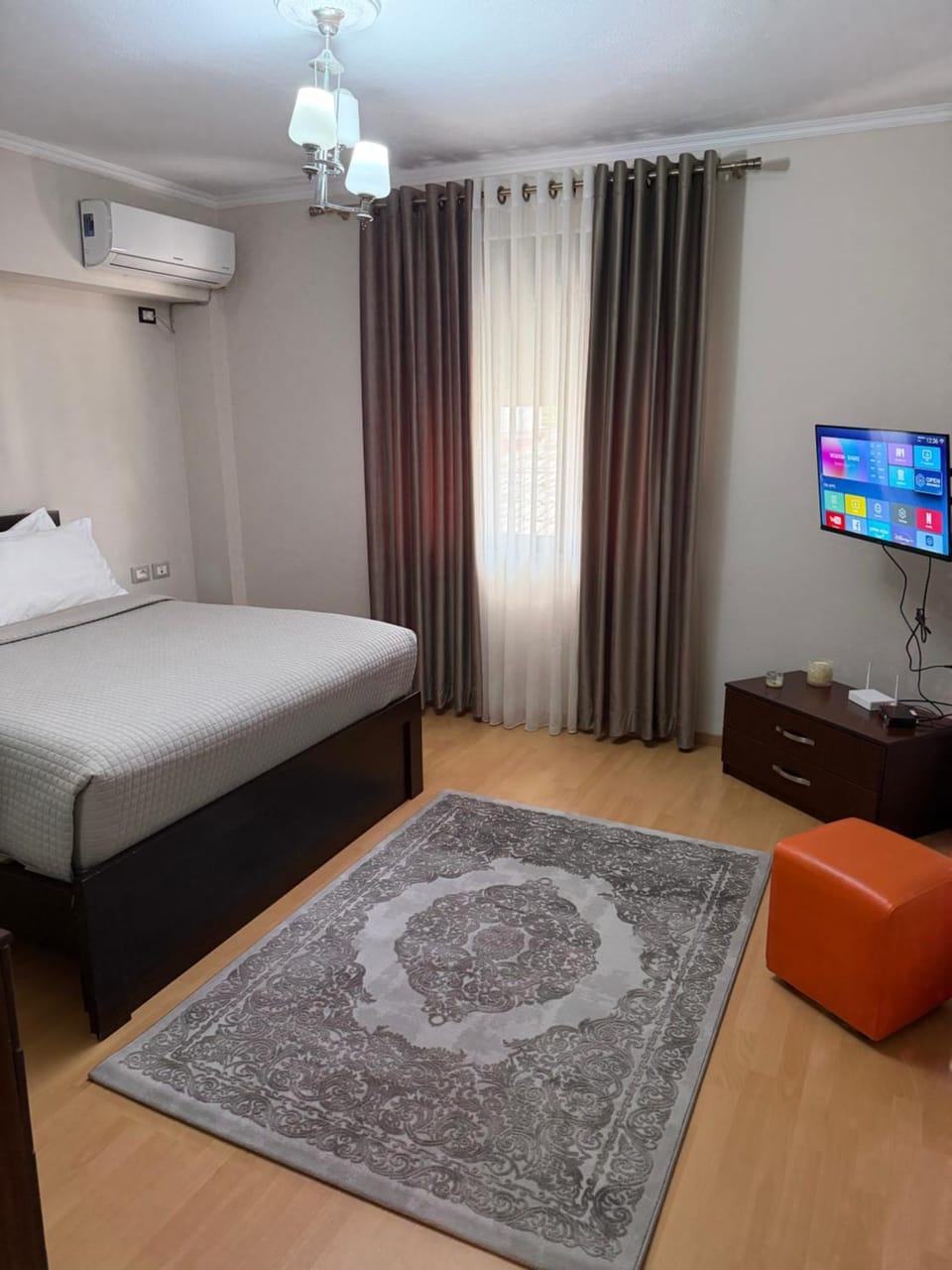 Bed, TV and multimedia, Photo of the whole room, Bedroom, air conditioner