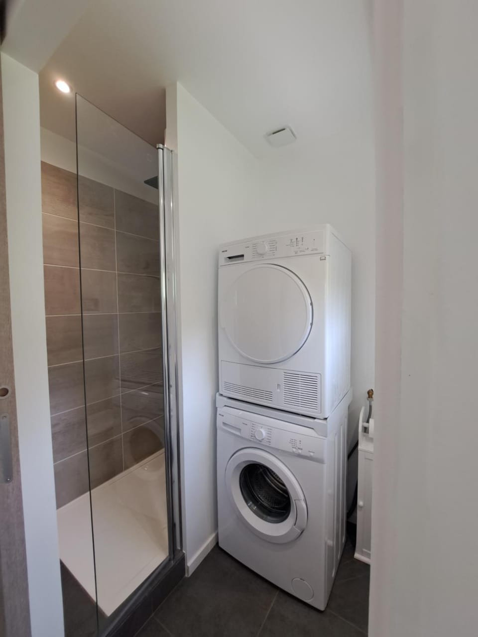 Shower, Bathroom, washing machine, dryer