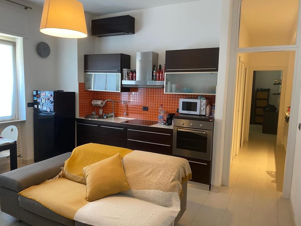 Kitchen or kitchenette, Living room, Dining area, oven