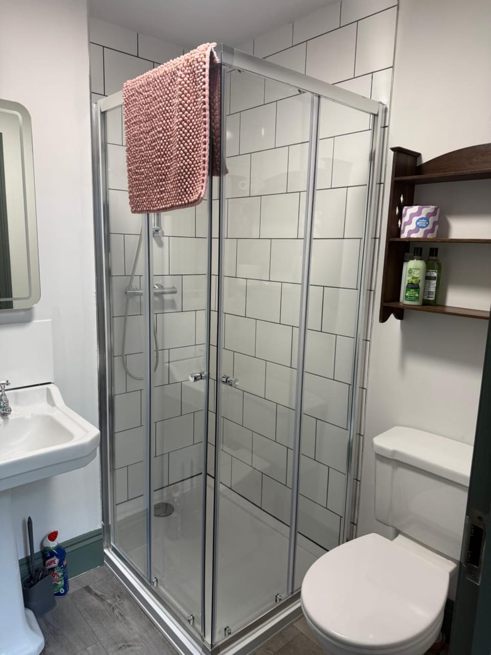 Shower, Toilet, Bathroom, towels