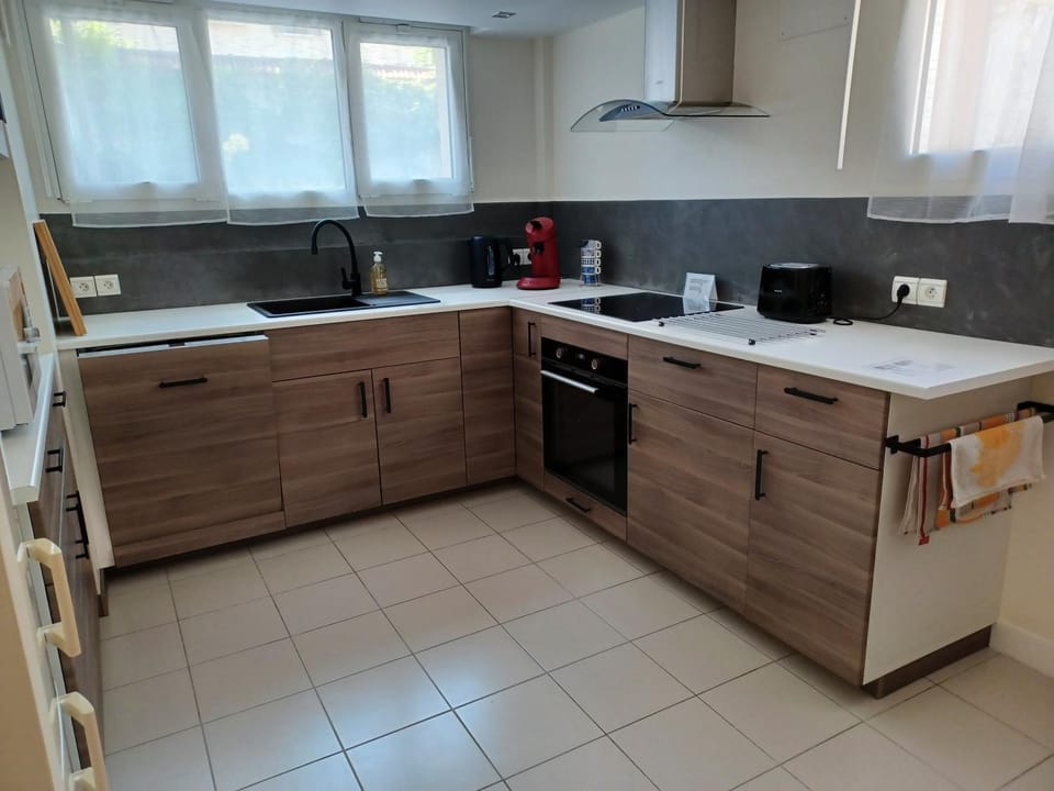 Plain-pied 80 m2 dans maison, parking privé gratuit, gare directe Paris Apartment in Versailles