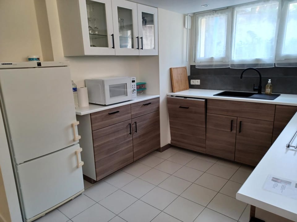 Plain-pied 80 m2 dans maison, parking privé gratuit, gare directe Paris Apartment in Versailles