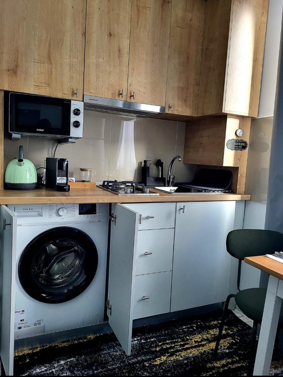 Coffee/tea facilities, Kitchen or kitchenette, stove, toaster, washing machine
