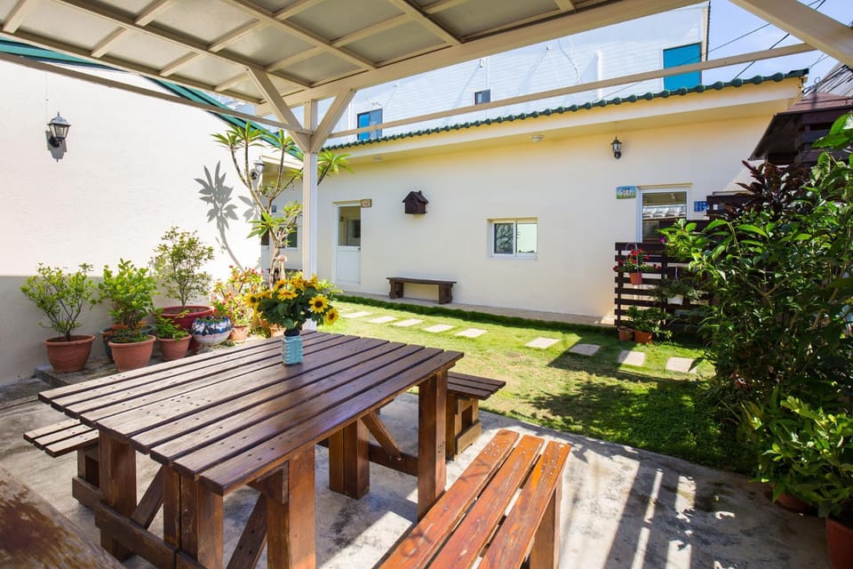 Property building, Patio, Spring, Day, Dining area, Garden view