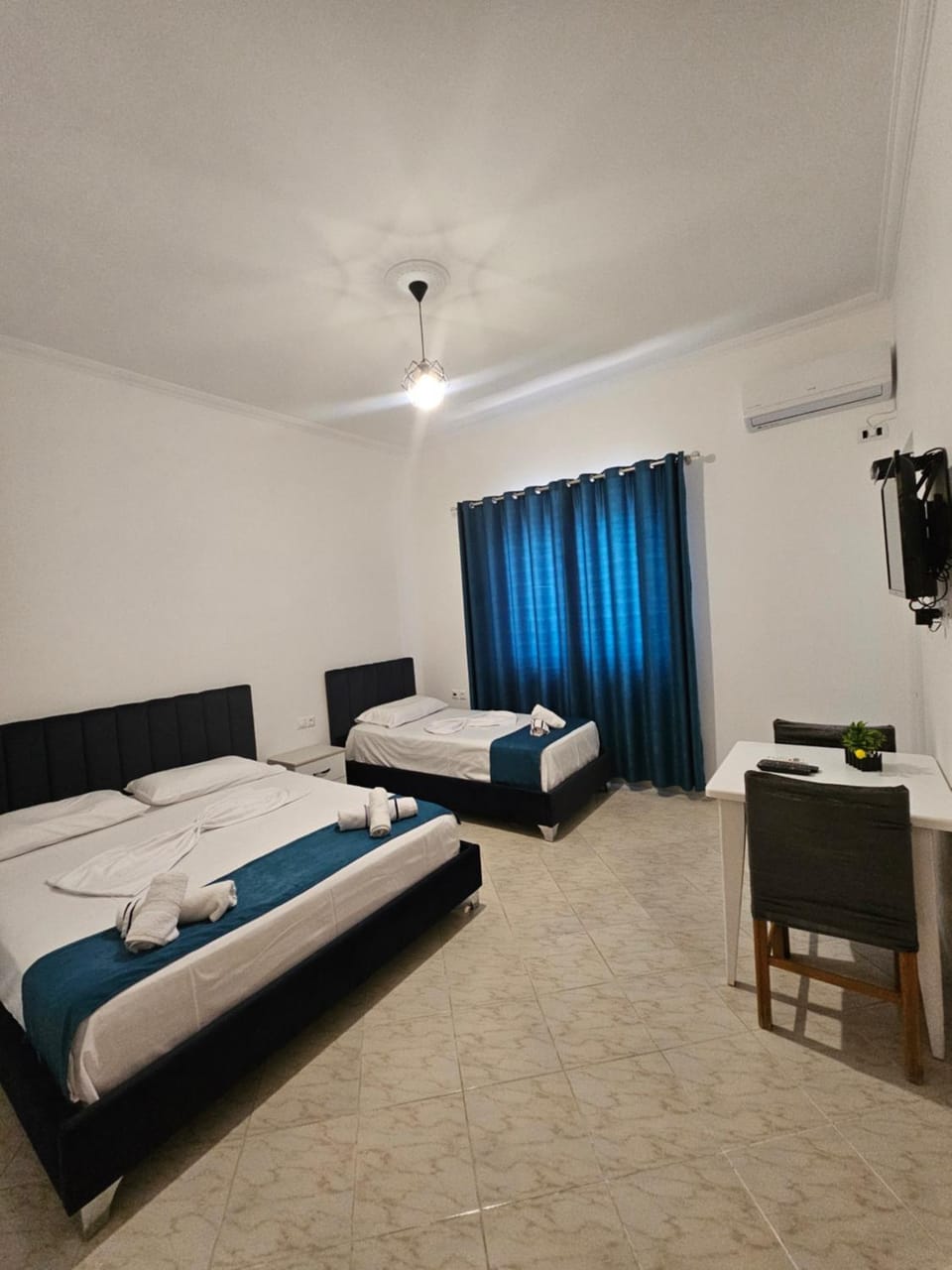 Bed, TV and multimedia, Bedroom