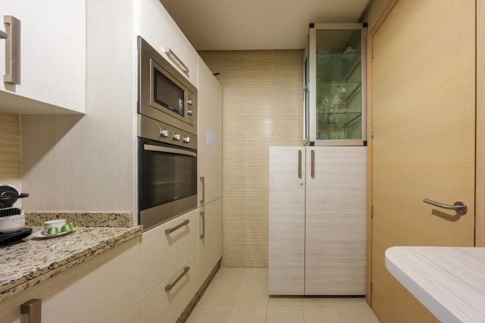 Kitchen or kitchenette, minibar, stove