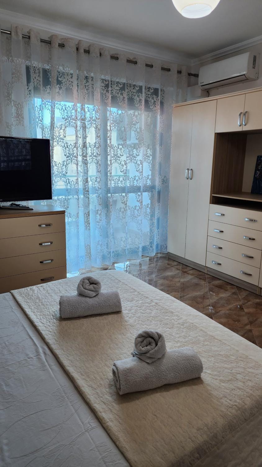 Communal lounge/ TV room, Bed, TV and multimedia, Photo of the whole room, Evening entertainment, Bedroom, towels