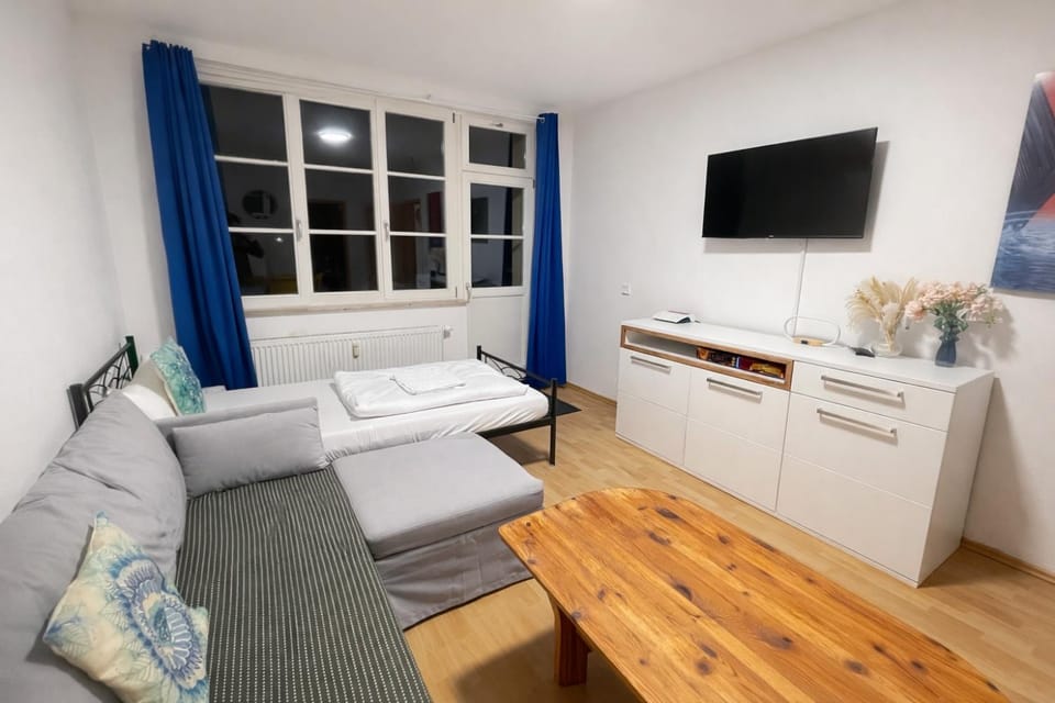 Stötteritz Holiday Apartment - 3 Rooms - 6 People - 5 beds - Balcony - Great public transport 11 minutes to the city Apartment in Leipzig