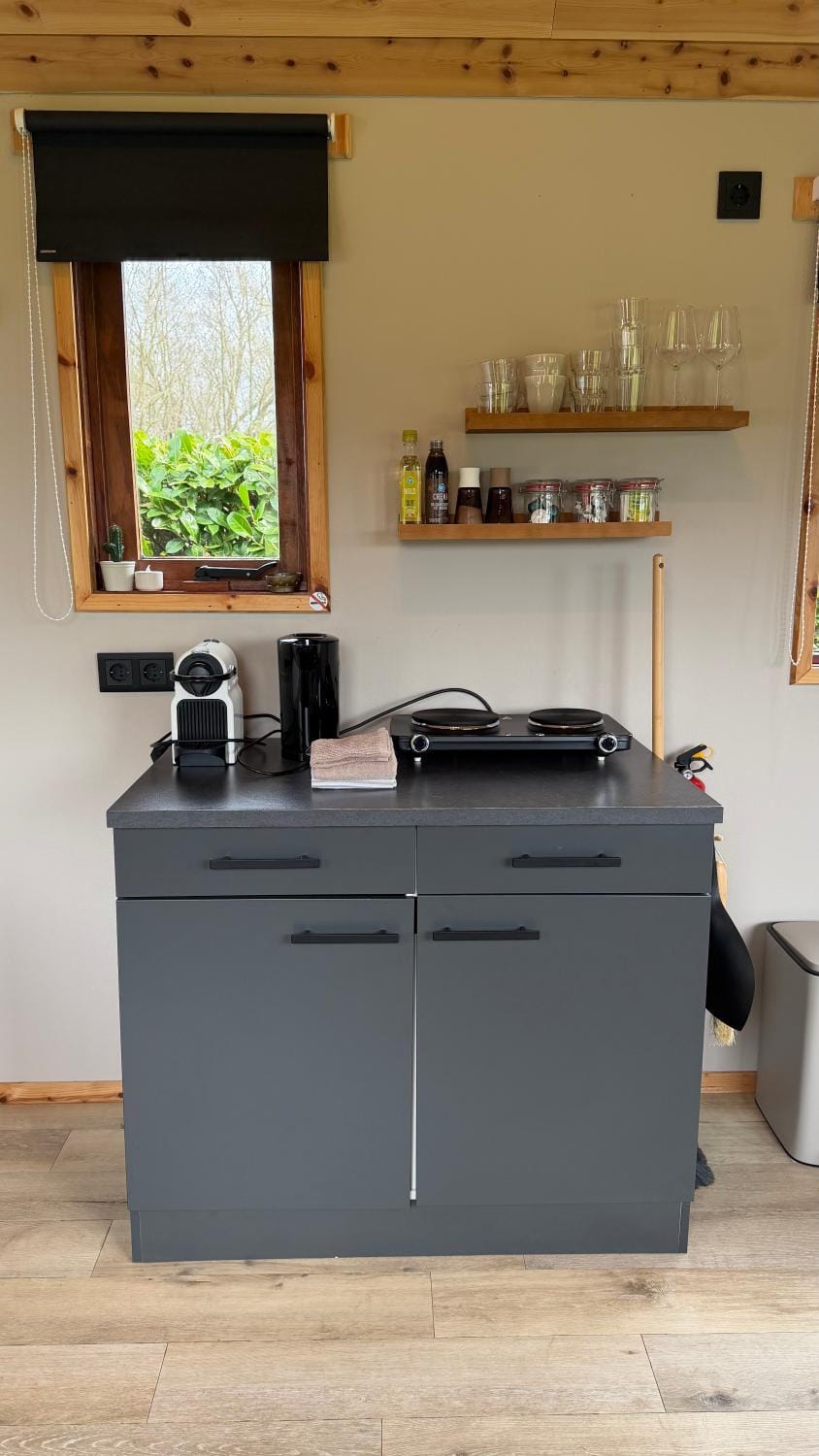 Coffee/tea facilities, Kitchen or kitchenette, stove