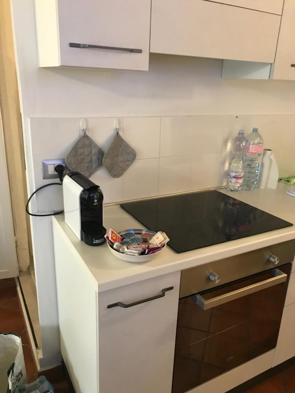 Coffee/tea facilities, Kitchen or kitchenette, stove