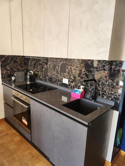 Coffee/tea facilities, dishwasher, stove