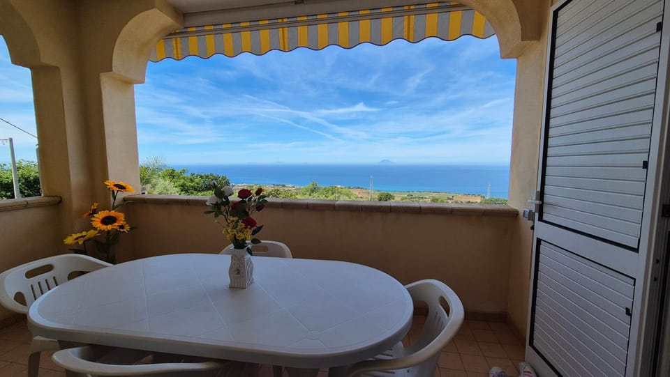 Day, Natural landscape, View (from property/room), Balcony/Terrace, Dining area, Sea view