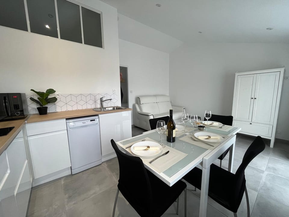 Kitchen or kitchenette, Living room, Dining area, dishwasher, pet friendly, stove