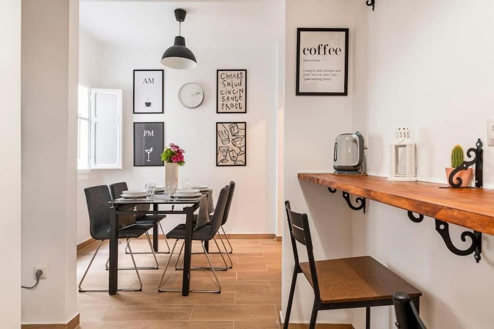 Living room, Food and drinks, Seating area, Dining area, Drinks