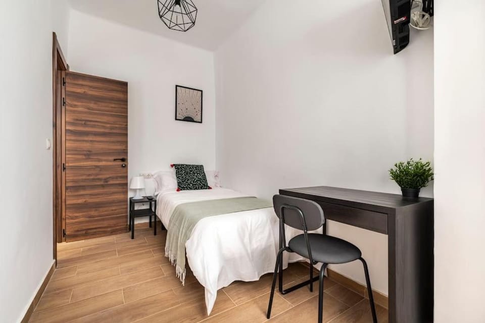 Bed, TV and multimedia, Photo of the whole room, Bedroom