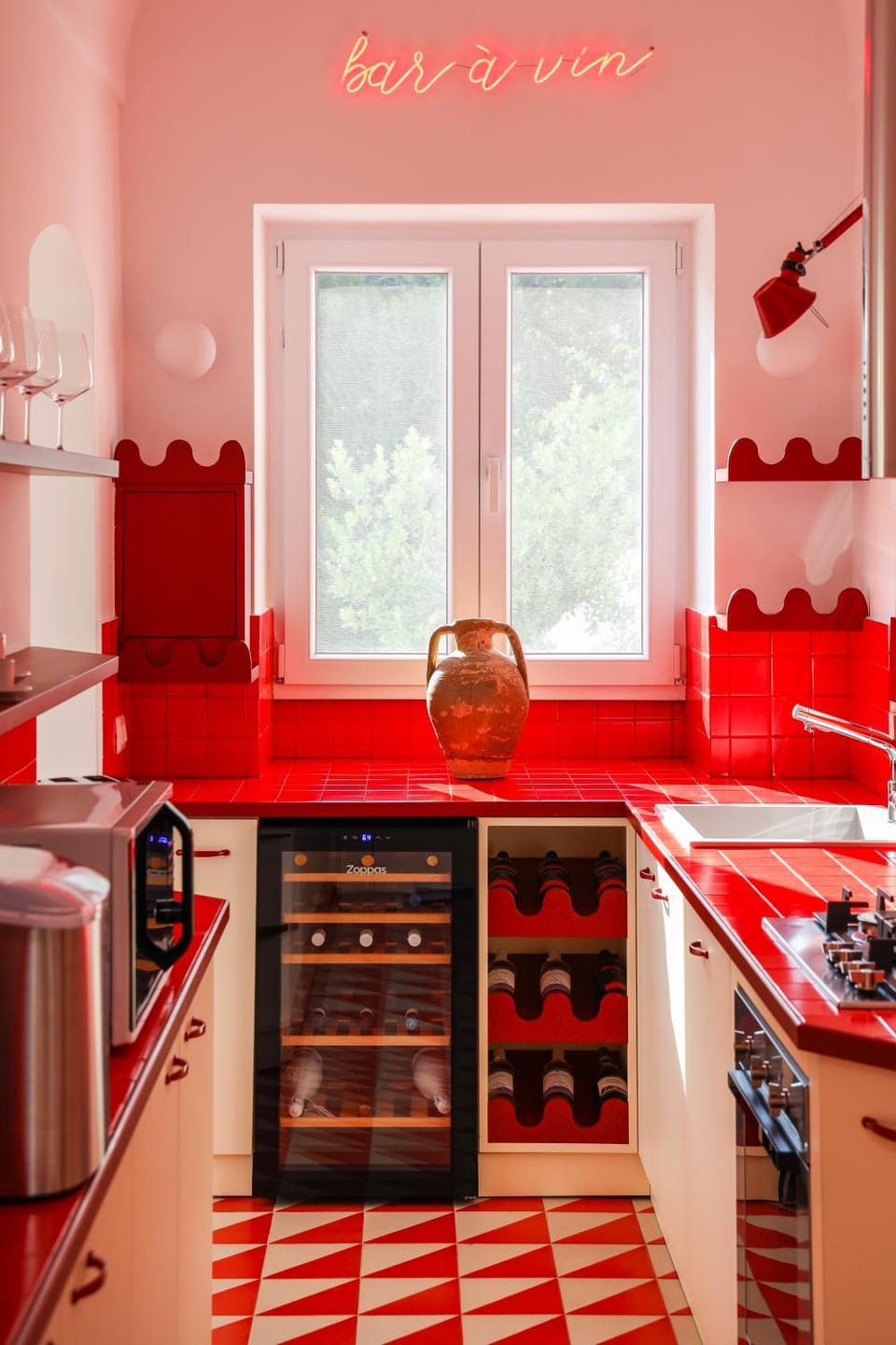 Kitchen or kitchenette, minibar