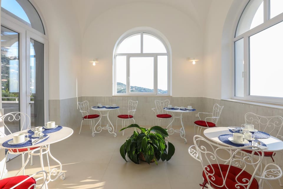 Seating area, Dining area