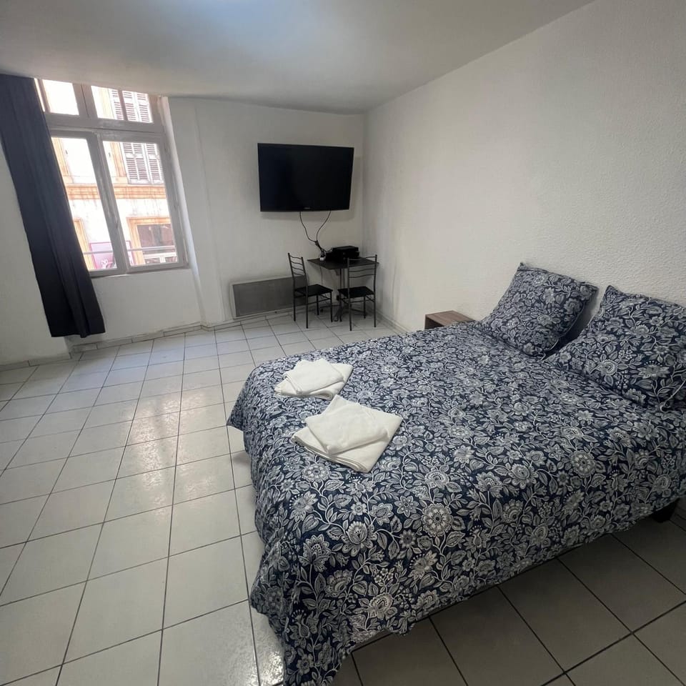 Bed, TV and multimedia, towels