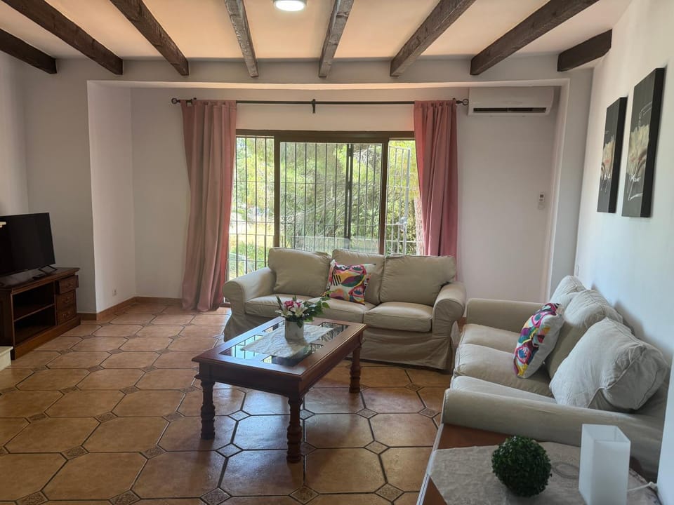Communal lounge/ TV room, TV and multimedia, Living room, Seating area, Evening entertainment