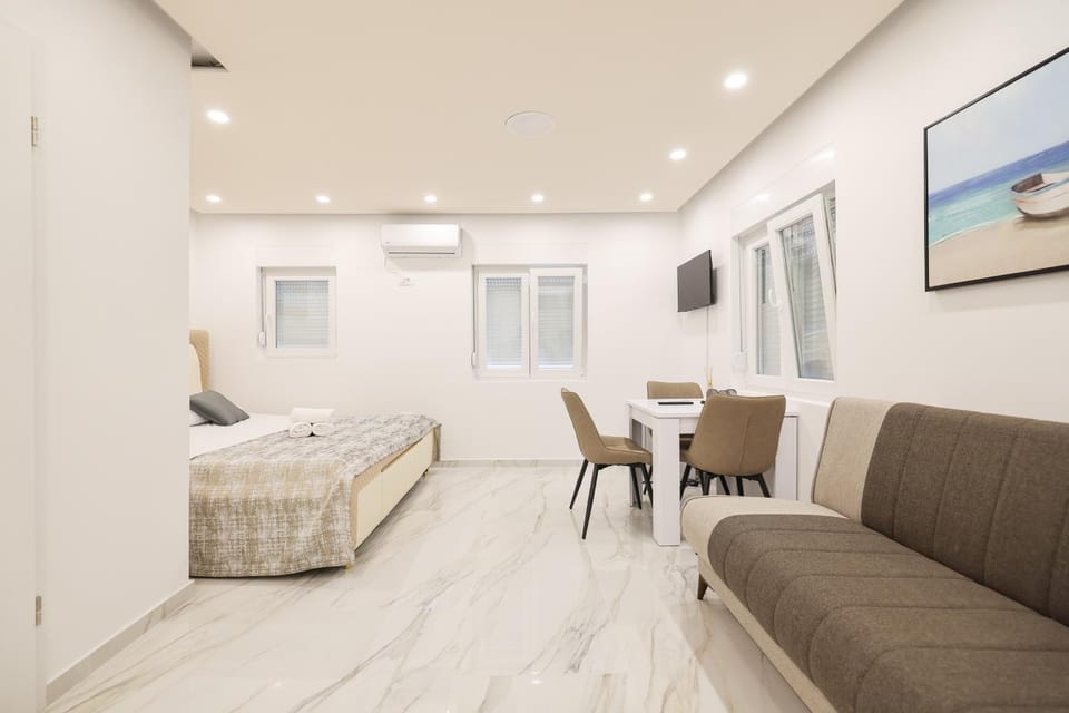 Bed, TV and multimedia, Living room, Photo of the whole room, Seating area, Bedroom