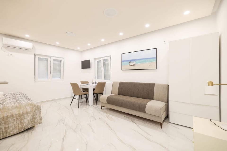 Bed, TV and multimedia, Living room, Photo of the whole room, Seating area, Bedroom