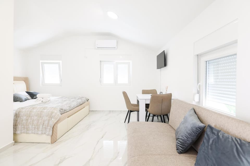 Bed, TV and multimedia, Living room, Photo of the whole room, Seating area, Dining area, Bedroom